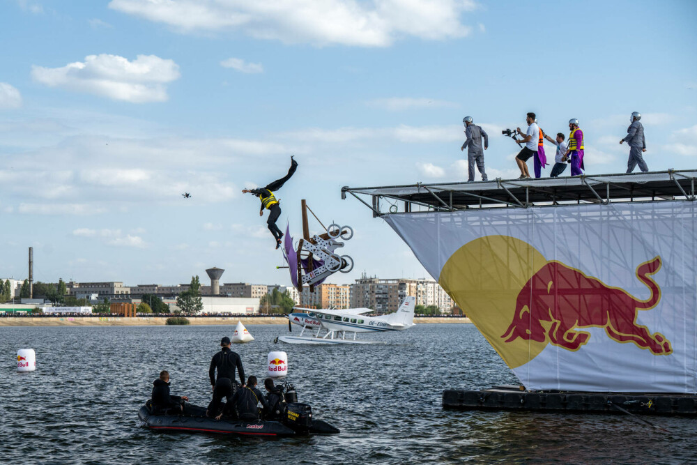 38 de piloți trăsniți au sfidat gravitația la Red Bull Flugtag cu mașinăriile lor zburătoare - Imaginea 14