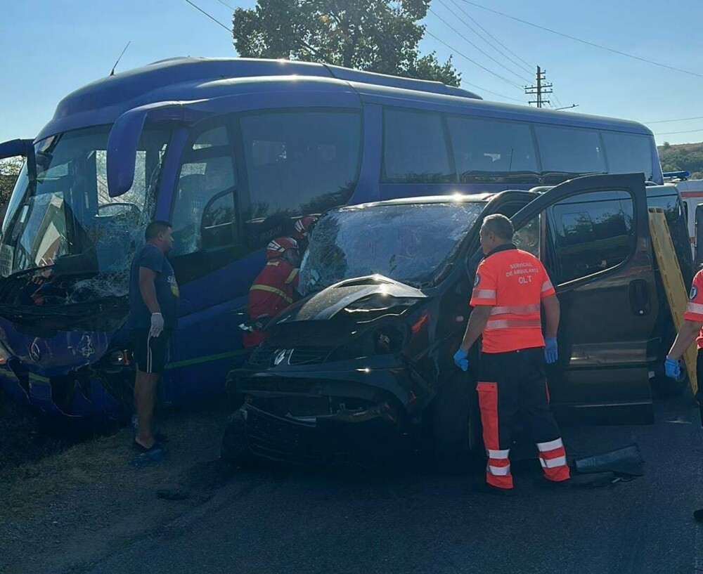Un autobuz şi o autoutilitară s-au ciocnit în Olt. 55 de persoane, implicate în accident. Planul Roșu a fost dezactivat - Imaginea 1