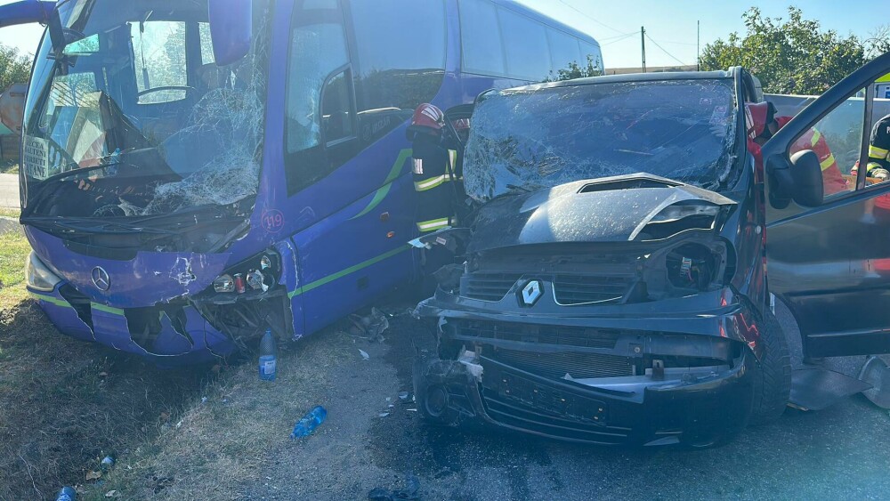 Un autobuz şi o autoutilitară s-au ciocnit în Olt. 55 de persoane, implicate în accident. Planul Roșu a fost dezactivat - Imaginea 2