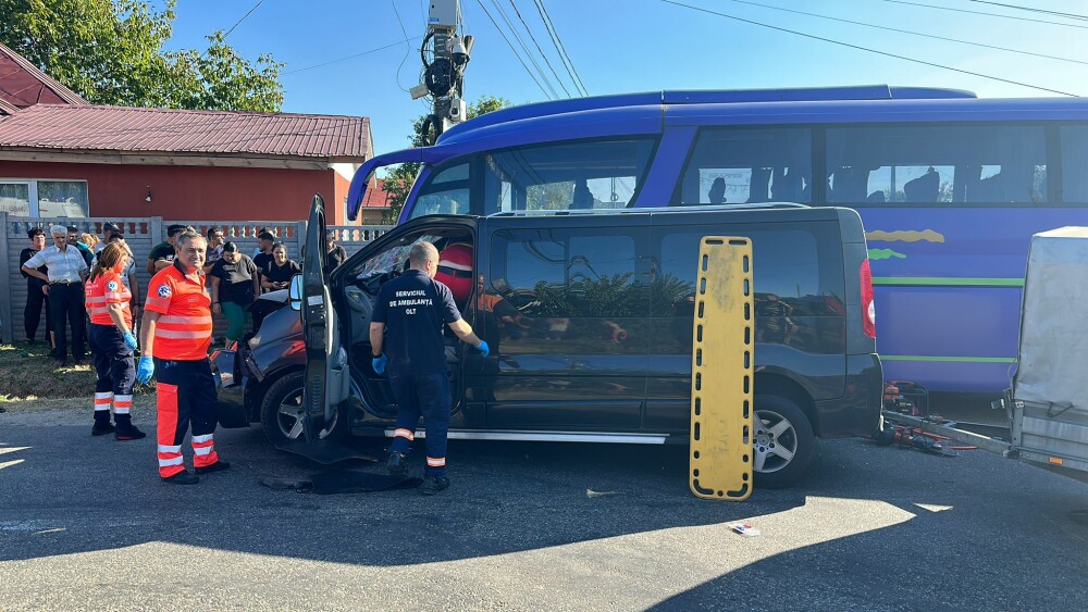 Un autobuz şi o autoutilitară s-au ciocnit în Olt. 55 de persoane, implicate în accident. Planul Roșu a fost dezactivat - Imaginea 3