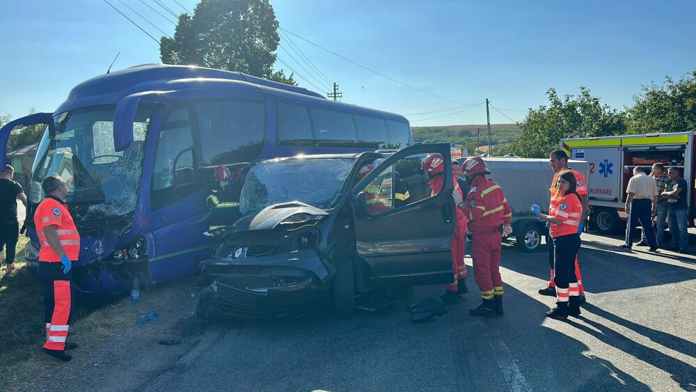 Un autobuz şi o autoutilitară s-au ciocnit în Olt. 55 de persoane, implicate în accident. Planul Roșu a fost dezactivat - Imaginea 4