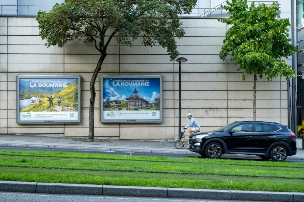 România promovată pe autobuzele turistice din Paris. Cum a ajuns imaginea Peleșului pe străzile din capitala Franței - Imaginea 3