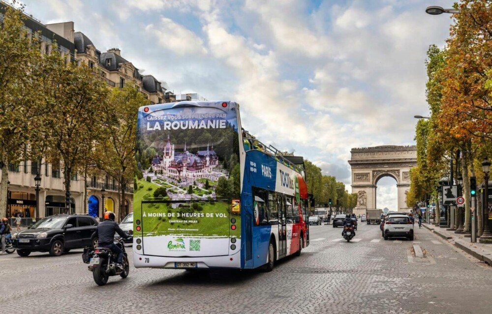 România promovată pe autobuzele turistice din Paris. Cum a ajuns imaginea Peleșului pe străzile din capitala Franței - Imaginea 2