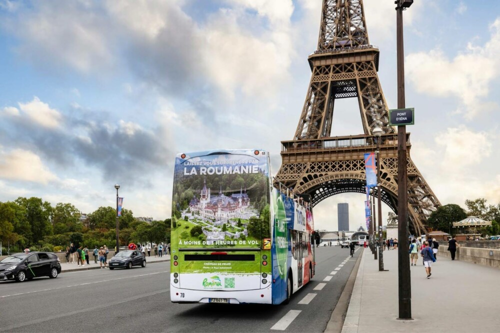 România promovată pe autobuzele turistice din Paris. Cum a ajuns imaginea Peleșului pe străzile din capitala Franței - Imaginea 1