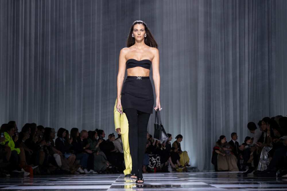 Săptămâna Modei la Milano: Ținutele de colecție purtate de supermodelele Kendall Jenner, Gigi Hadid și Claudia Shiffer | FOTO - Imaginea 1