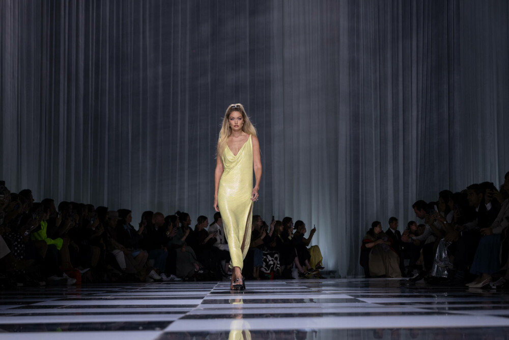 Săptămâna Modei la Milano: Ținutele de colecție purtate de supermodelele Kendall Jenner, Gigi Hadid și Claudia Shiffer | FOTO - Imaginea 2