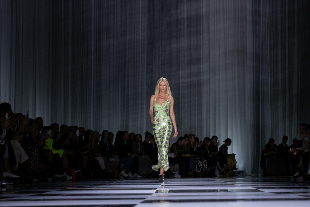 Săptămâna Modei la Milano: Ținutele de colecție purtate de supermodelele Kendall Jenner, Gigi Hadid și Claudia Shiffer | FOTO - Imaginea 3