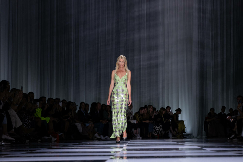 Săptămâna Modei la Milano: Ținutele de colecție purtate de supermodelele Kendall Jenner, Gigi Hadid și Claudia Shiffer | FOTO - Imaginea 4