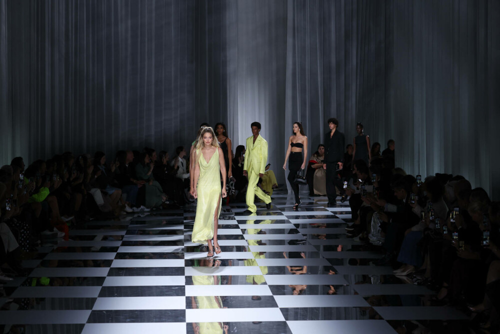 Săptămâna Modei la Milano: Ținutele de colecție purtate de supermodelele Kendall Jenner, Gigi Hadid și Claudia Shiffer | FOTO - Imaginea 5