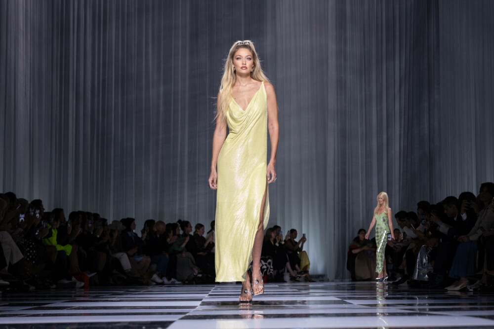 Săptămâna Modei la Milano: Ținutele de colecție purtate de supermodelele Kendall Jenner, Gigi Hadid și Claudia Shiffer | FOTO - Imaginea 7