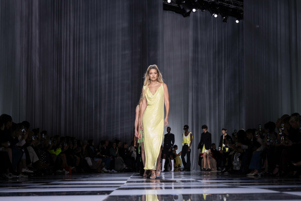 Săptămâna Modei la Milano: Ținutele de colecție purtate de supermodelele Kendall Jenner, Gigi Hadid și Claudia Shiffer | FOTO - Imaginea 8