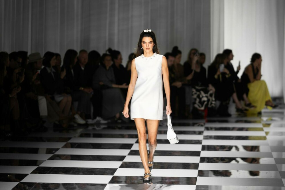 Săptămâna Modei la Milano: Ținutele de colecție purtate de supermodelele Kendall Jenner, Gigi Hadid și Claudia Shiffer | FOTO - Imaginea 10