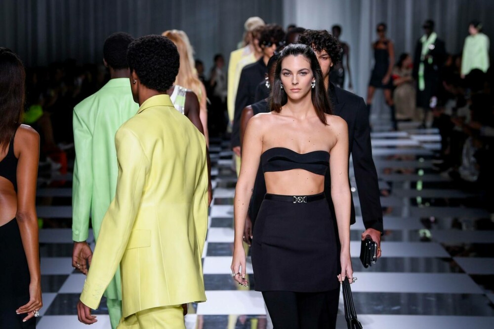 Săptămâna Modei la Milano: Ținutele de colecție purtate de supermodelele Kendall Jenner, Gigi Hadid și Claudia Shiffer | FOTO - Imaginea 16