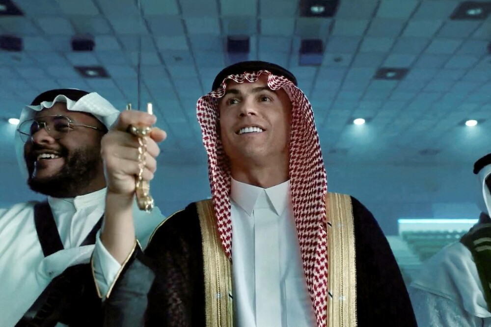 Cristiano Ronaldo, așa cum nu a mai fost văzut vreodată. Fotbalistul s-a îmbrăcat într-un costum tradițional saudit | FOTO - Imaginea 1
