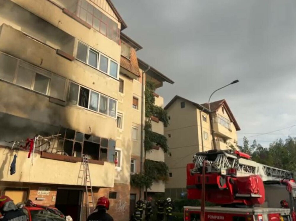 Explozie la un apartament de la parterul unui bloc din Sibiu. Zeci de locatari evacuați. Două persoane au murit | FOTO - Imaginea 3