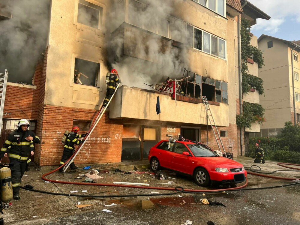 Explozie la un apartament de la parterul unui bloc din Sibiu. Zeci de locatari evacuați. Două persoane au murit | FOTO - Imaginea 4
