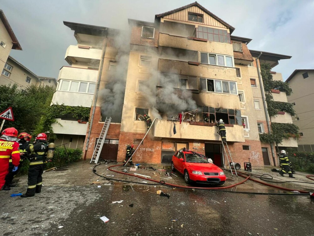 Explozie la un apartament de la parterul unui bloc din Sibiu. Zeci de locatari evacuați. Două persoane au murit | FOTO - Imaginea 5