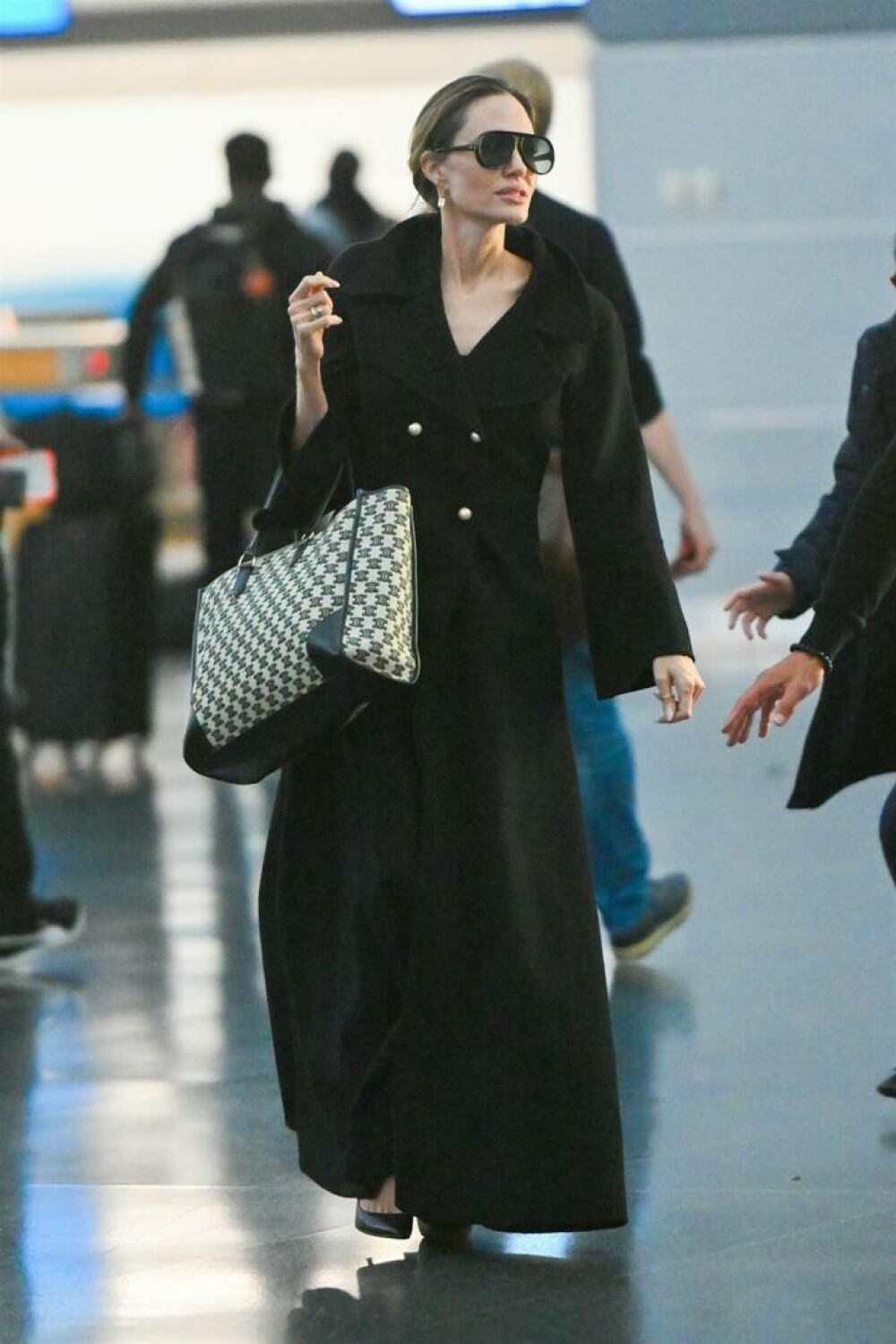 Angelina Jolie, apariție plină de eleganță pe Aeroportul JFK. Ținuta simplă, dar sofisticată purtată de actriță | FOTO - Imaginea 1