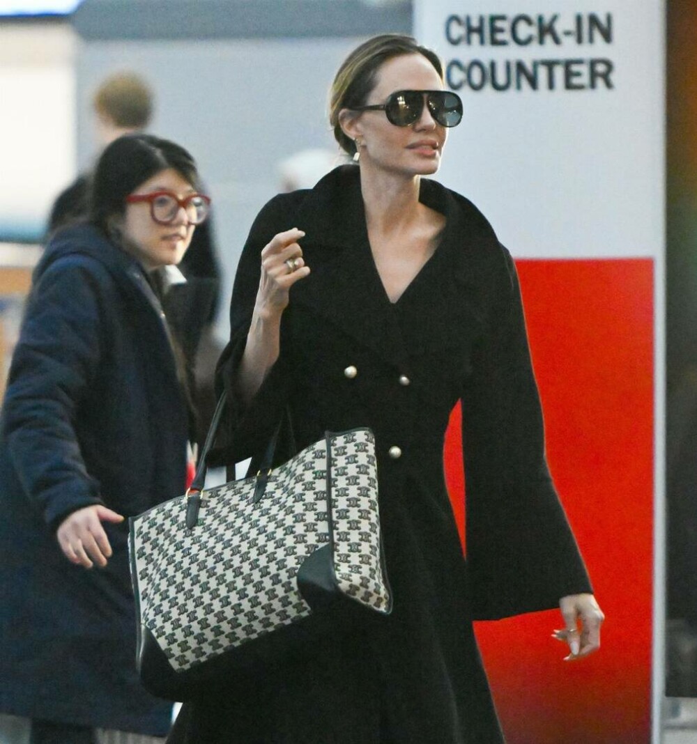 Angelina Jolie, apariție plină de eleganță pe Aeroportul JFK. Ținuta simplă, dar sofisticată purtată de actriță | FOTO - Imaginea 2