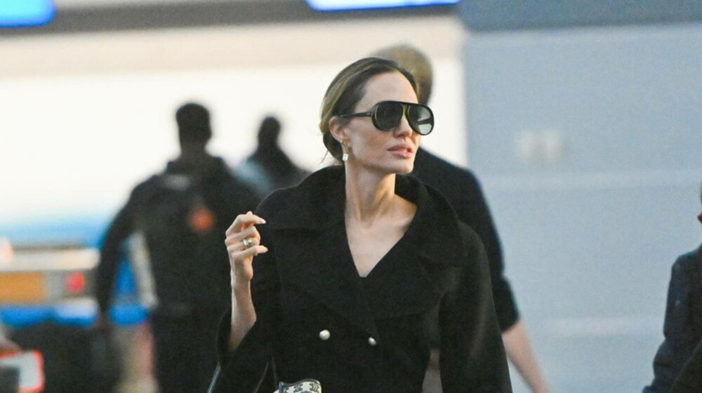 Angelina Jolie, apariție plină de eleganță pe Aeroportul JFK. Ținuta simplă, dar sofisticată purtată de actriță | FOTO - Imaginea 19