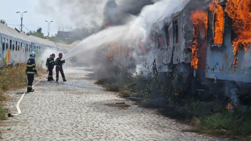 Incendiu la două vagoane dezafectate între Podul Grand şi Podul Basarab. CFR: Nu există victime - Imaginea 1