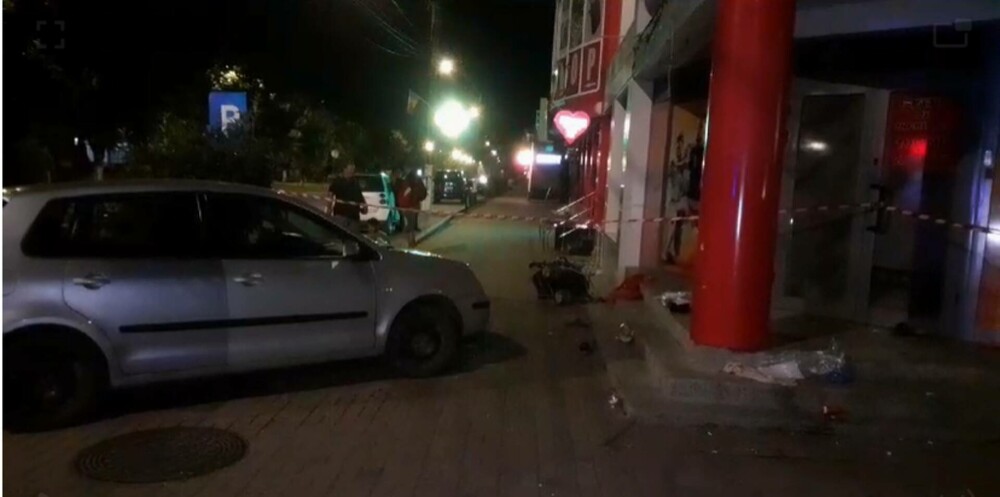 O mașină condusă de o femeie a intrat într-un grup de oameni, pe un trotuar din Timiș. Cinci au fost răniți. VIDEO - Imaginea 1