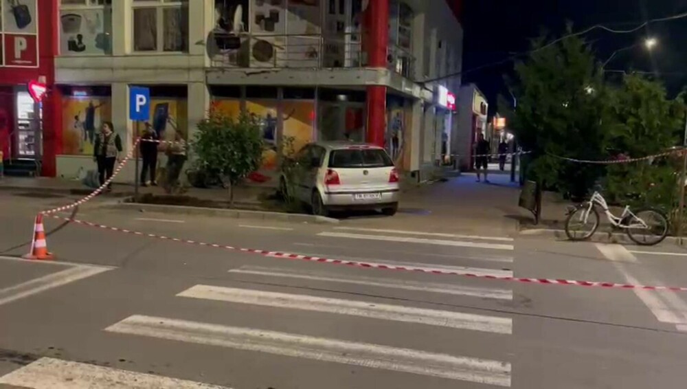 O mașină condusă de o femeie a intrat într-un grup de oameni, pe un trotuar din Timiș. Cinci au fost răniți. VIDEO - Imaginea 2