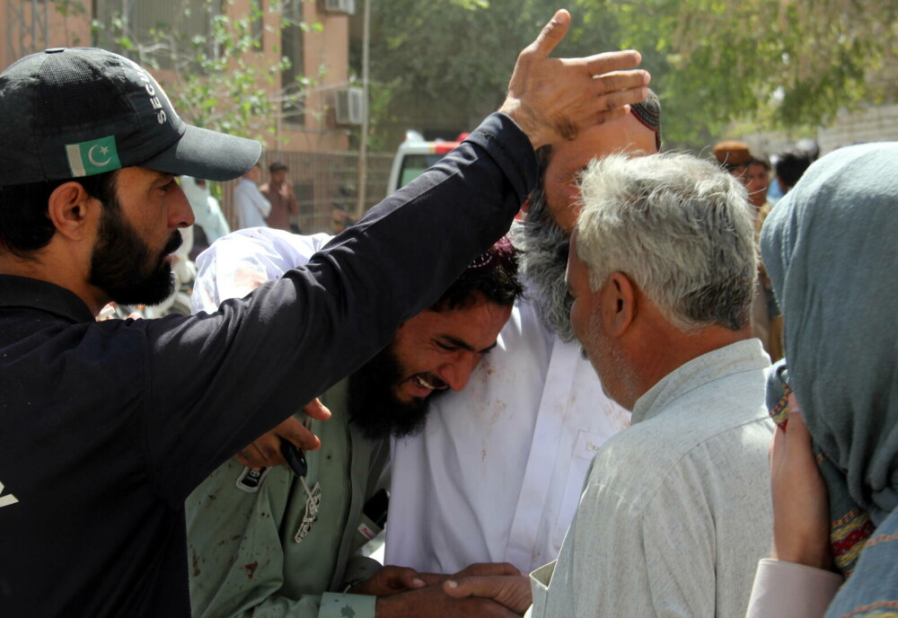 Carnagiu în Pakistan. Cel puţin 52 de oameni au murit într-un atentat sinucigaş în timpul unei reuniuni religioase - Imaginea 2