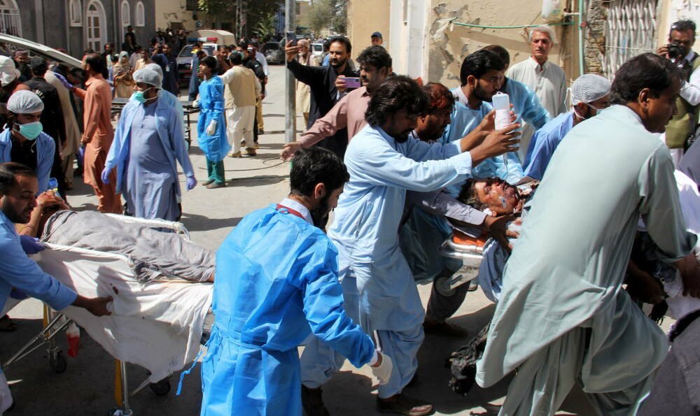 Carnagiu în Pakistan. Cel puţin 52 de oameni au murit într-un atentat sinucigaş în timpul unei reuniuni religioase - Imaginea 3