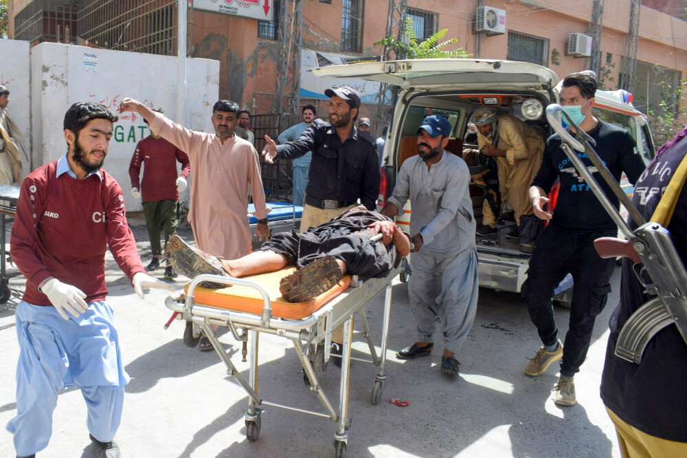 Carnagiu în Pakistan. Cel puţin 52 de oameni au murit într-un atentat sinucigaş în timpul unei reuniuni religioase - Imaginea 4