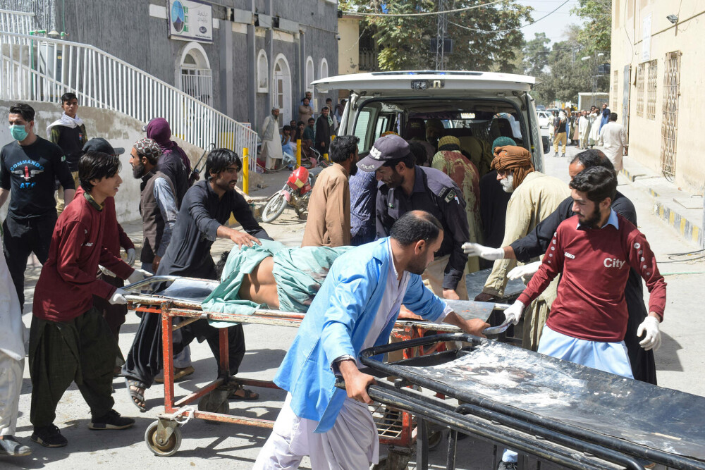 Carnagiu în Pakistan. Cel puţin 52 de oameni au murit într-un atentat sinucigaş în timpul unei reuniuni religioase - Imaginea 5