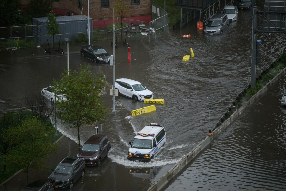 Stare de urgență în New York. Mai multe artere ale metropolei au fost blocate din cauza inundațiilor provocate de ploi - Imaginea 1