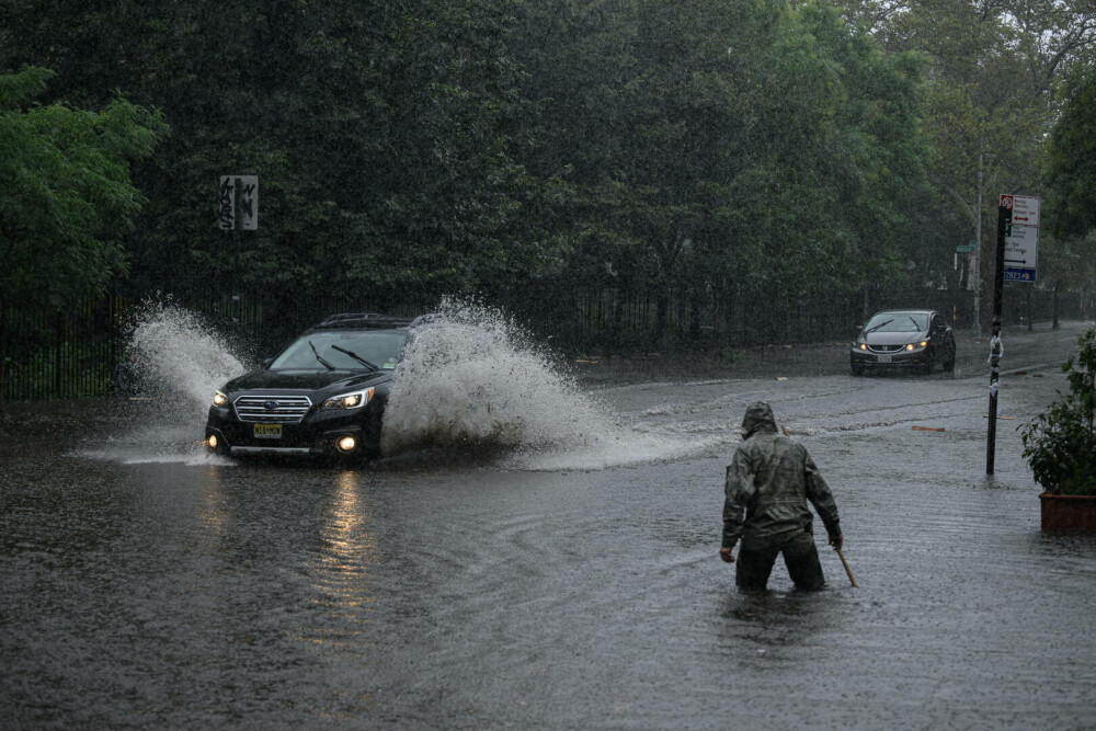 Stare de urgență în New York. Mai multe artere ale metropolei au fost blocate din cauza inundațiilor provocate de ploi - Imaginea 3