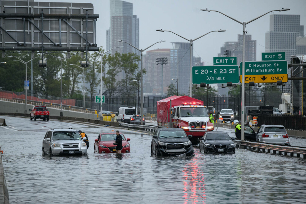 Stare de urgență în New York. Mai multe artere ale metropolei au fost blocate din cauza inundațiilor provocate de ploi - Imaginea 4