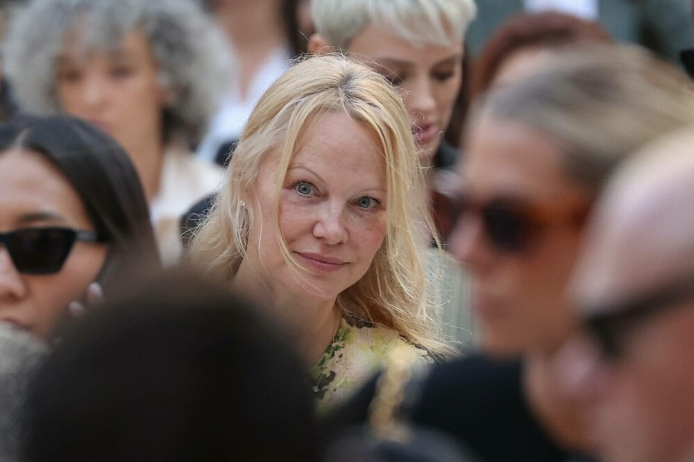 Pamela Anderson, fără machiaj la 56 de ani. Cum a apărut la Săptămâna Modei de la Paris | GALERIE FOTO - Imaginea 3