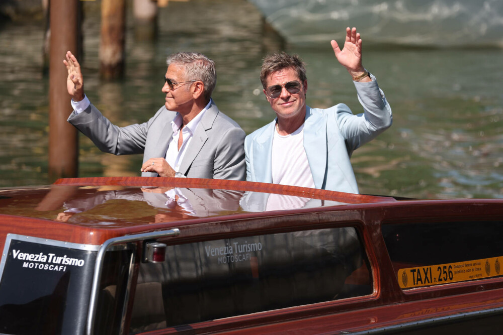 Cum și-au făcut apariția Brad Pitt şi George Clooney Festivalul de Film de la Veneţia. Cei doi își promovează noul lungmetraj - Imaginea 1