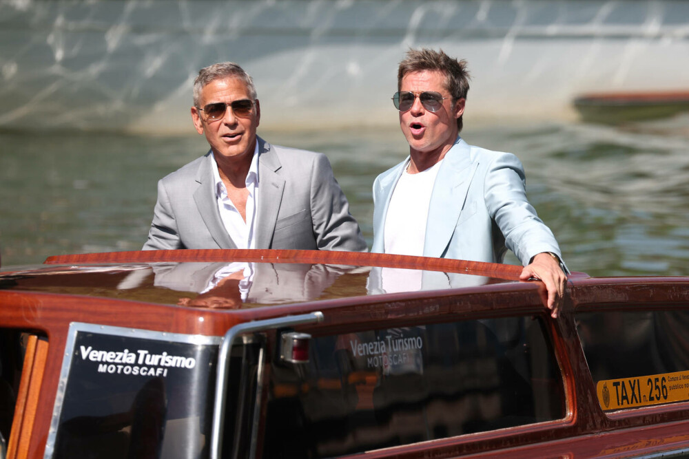 Cum și-au făcut apariția Brad Pitt şi George Clooney Festivalul de Film de la Veneţia. Cei doi își promovează noul lungmetraj - Imaginea 2