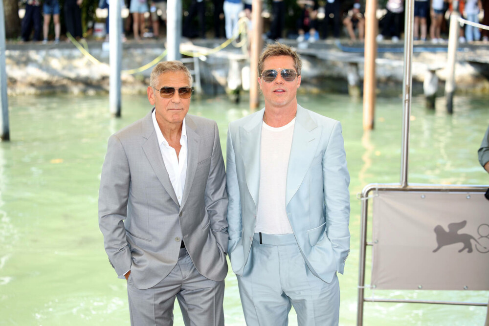 Cum și-au făcut apariția Brad Pitt şi George Clooney Festivalul de Film de la Veneţia. Cei doi își promovează noul lungmetraj - Imaginea 14