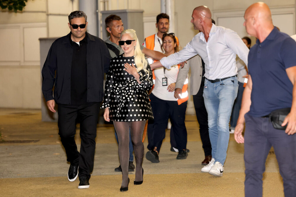 Lady Gaga, surprinsă în ipostaze tandre alaturi de logodnicul ei, Michael Polansky. Cum au fost fotografiați - Imaginea 18