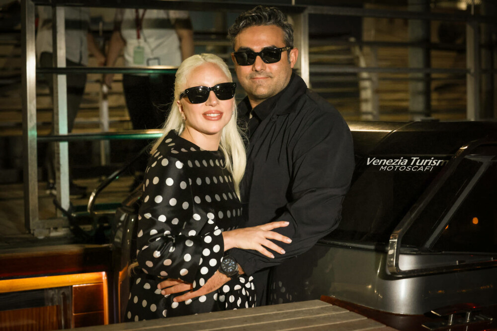 Lady Gaga, surprinsă în ipostaze tandre alaturi de logodnicul ei, Michael Polansky. Cum au fost fotografiați - Imaginea 19