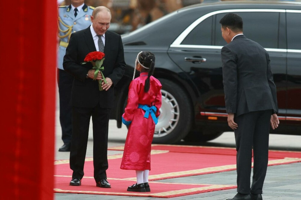 VIDEO. Vladimir Putin a fost primit cu fanfară, covor roșu și flori în Mongolia, țară care ar putea să-l aresteze oricând - Imaginea 3