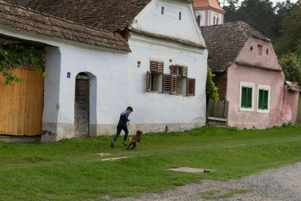 Viscri, micul sat din România cunoscut la nivel internațional. Motivul pentru care regele Charles a ales să aibă o casă aici - Imaginea 1