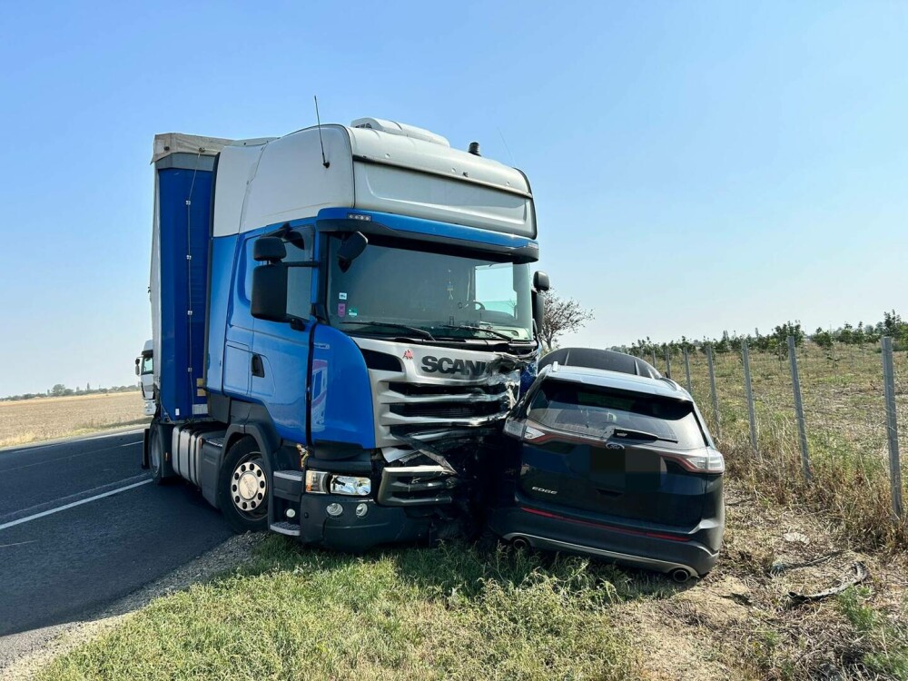 Accident înfiorător pe „Drumul morții”. Un bărbat a murit după ce un TIR i-a rupt în două mașina. FOTO - Imaginea 2