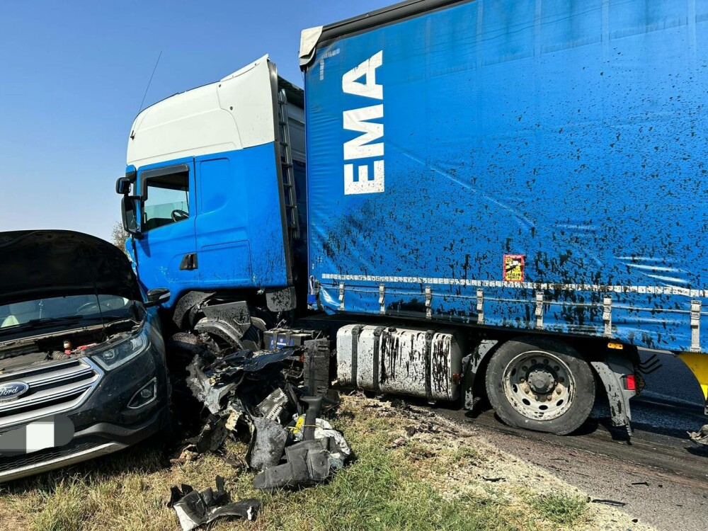 Accident înfiorător pe „Drumul morții”. Un bărbat a murit după ce un TIR i-a rupt în două mașina. FOTO - Imaginea 3