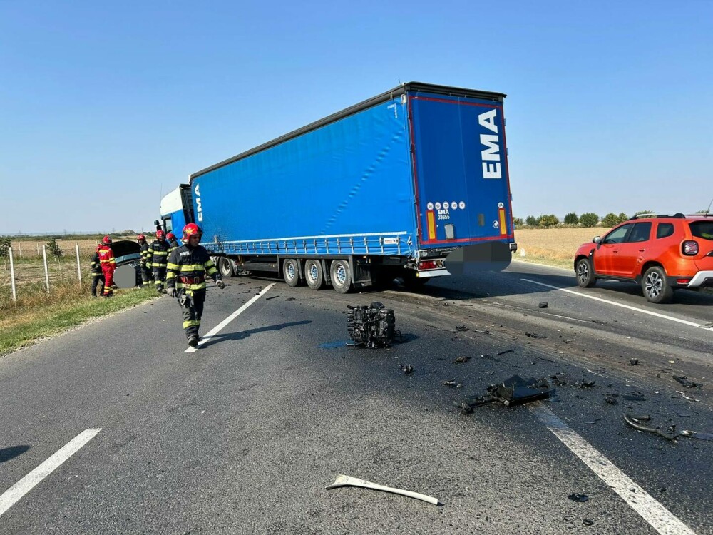 Accident înfiorător pe „Drumul morții”. Un bărbat a murit după ce un TIR i-a rupt în două mașina. FOTO - Imaginea 4