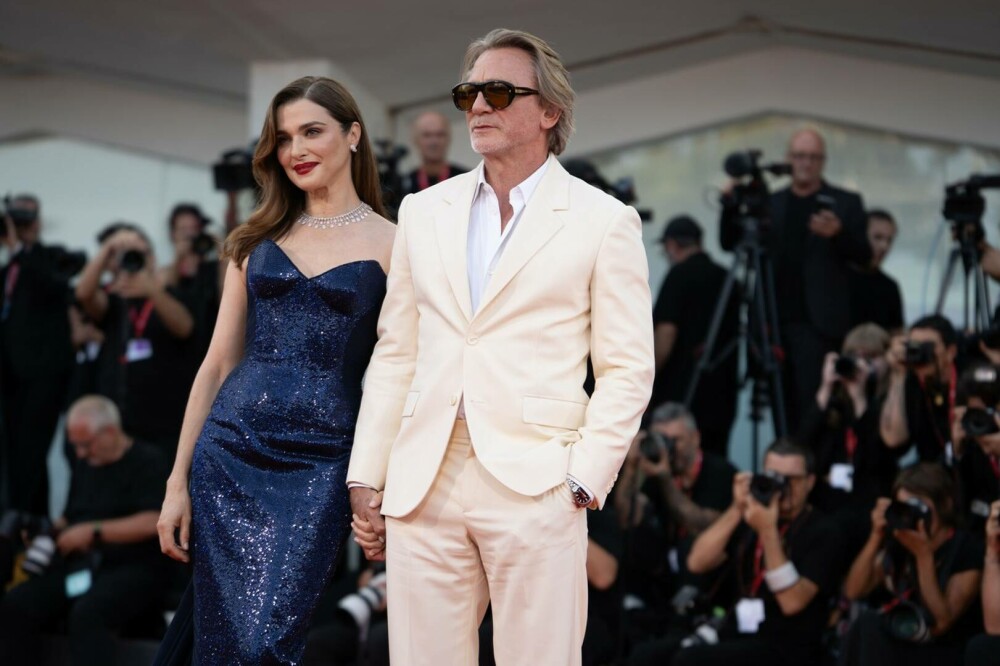 Daniel Craig și soția sa Rachel Weisz au făcut senzație pe covorul roșu de la Veneția. Craig își promovează filmul „Queer” - Imaginea 1