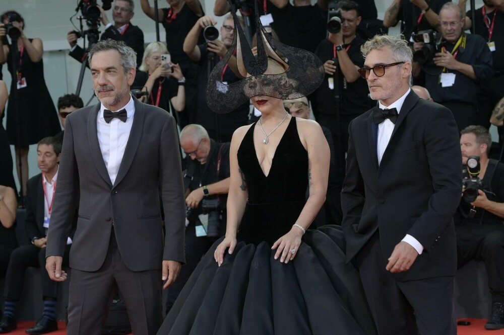 Lady Gaga și Joaquin Phoenix, primiți cu aplauze la premiera mondială a noului film „Joker” care a avut loc la Veneția - Imaginea 10