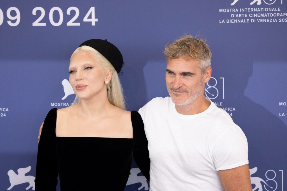 Lady Gaga și Joaquin Phoenix, primiți cu aplauze la premiera mondială a noului film „Joker” care a avut loc la Veneția - Imaginea 12