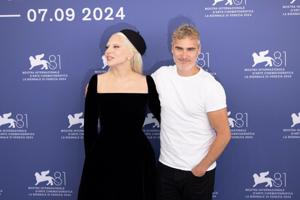 Lady Gaga și Joaquin Phoenix, primiți cu aplauze la premiera mondială a noului film „Joker” care a avut loc la Veneția - Imaginea 16