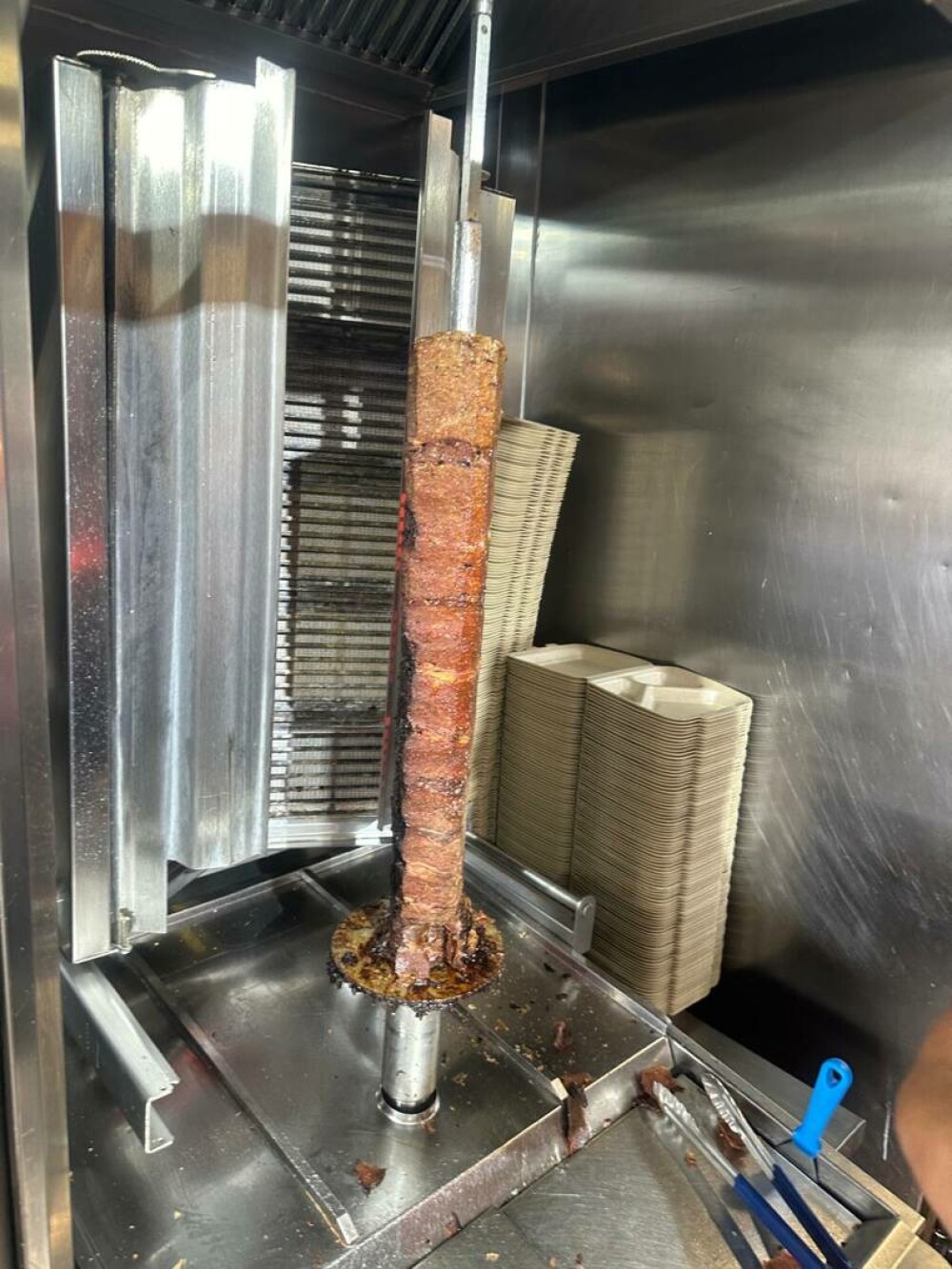 Patru fast-food-uri ”Socului Kebab” din Bucureşti, închise temporar de ANPC. Inspectorii au găsit muşte şi gândaci - Imaginea 9